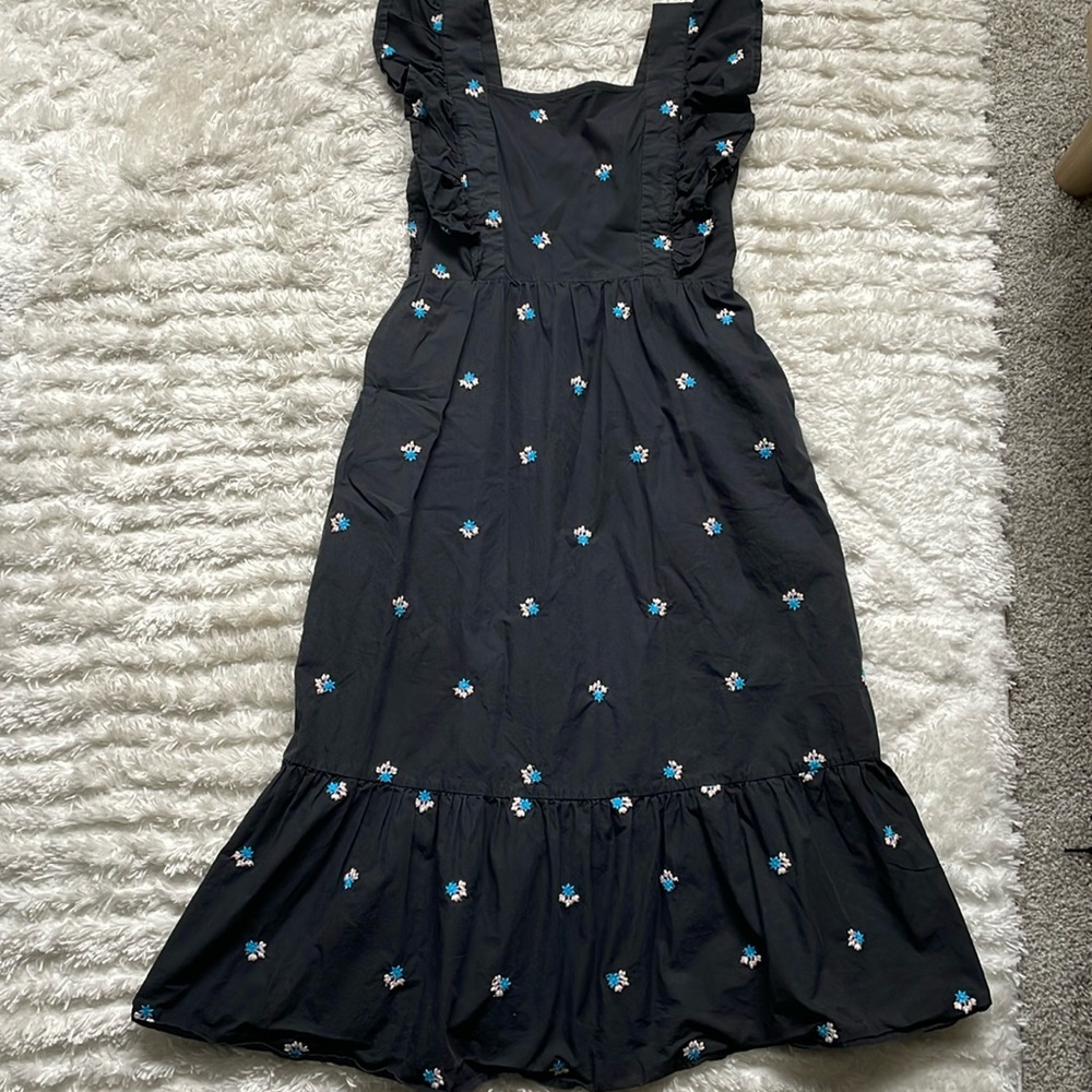 Vestique Embroidered Midi Dress